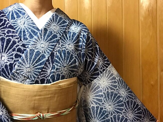 有松絞りの藍染めに浴衣に芭蕉布の生成り無地の9寸名古屋帯のコーディネート