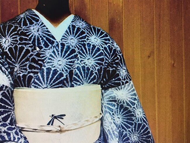菊青海波の有松絞り・有松鳴海絞りの浴衣を着物風に蜻蛉文様の紗の白地銀通し9寸名古屋帯とコーディネート