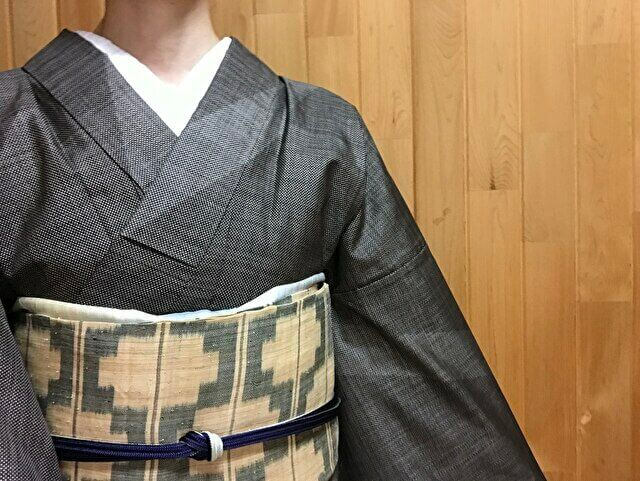 大島紬の泥染め蚊絣秋単衣訪問着と芭蕉布クワンカキー名古屋帯のコーディネートの装い